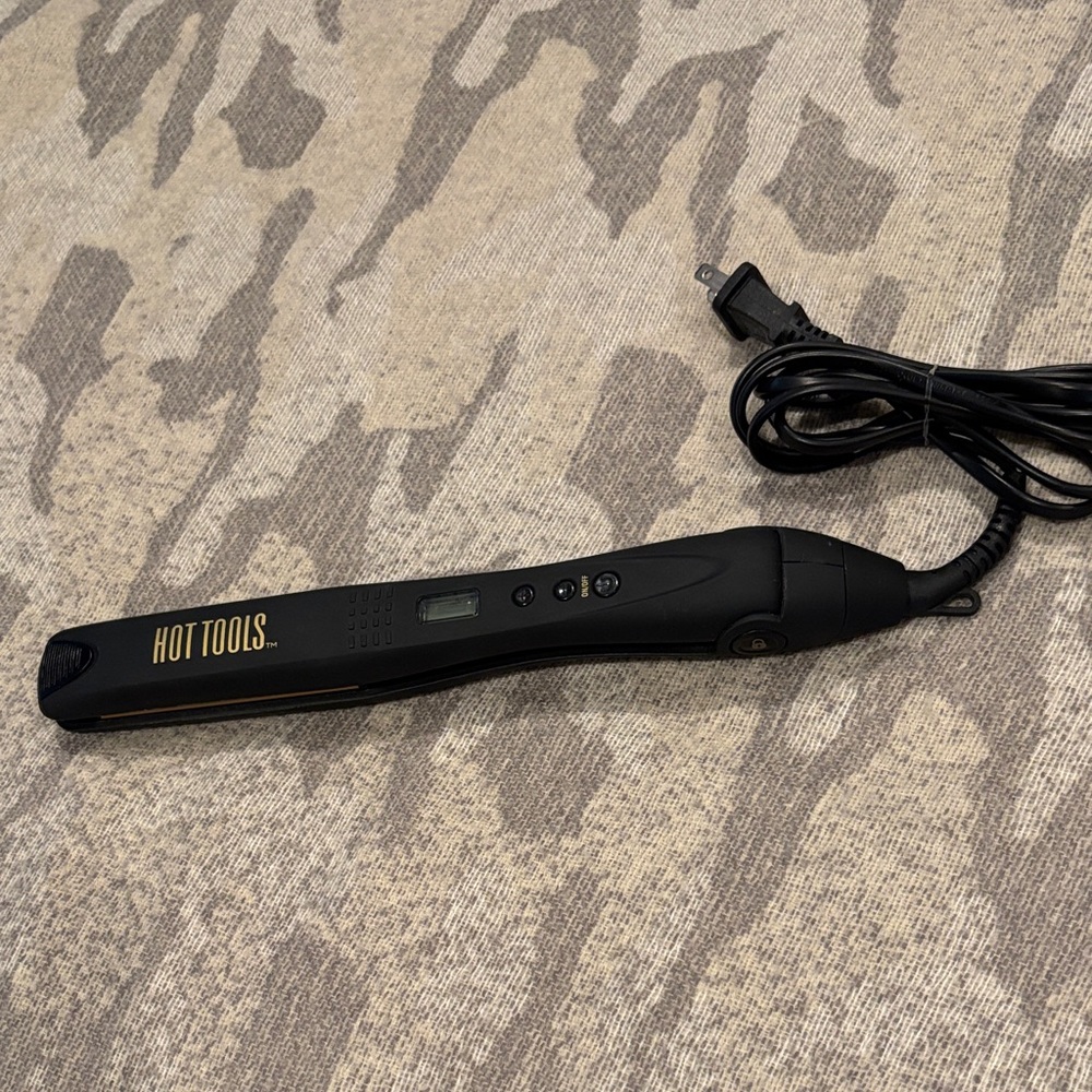 Hot Tools Pro Signature Ceramic 1" Digital Flat Iron, Black